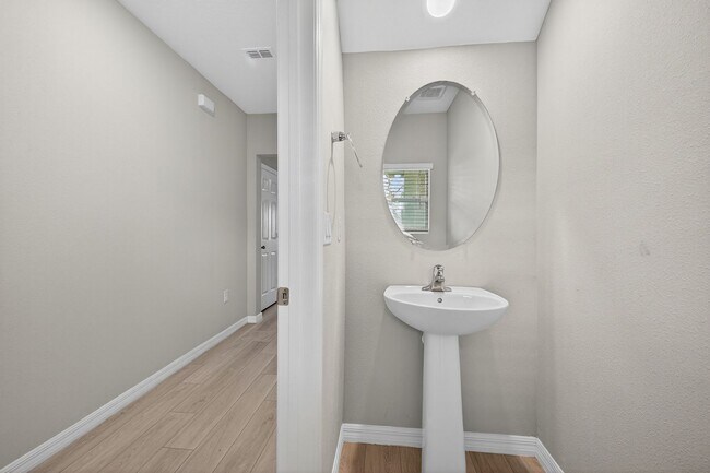 Building Photo - Spacious 4 Bedroom for Rent - With Amenities!