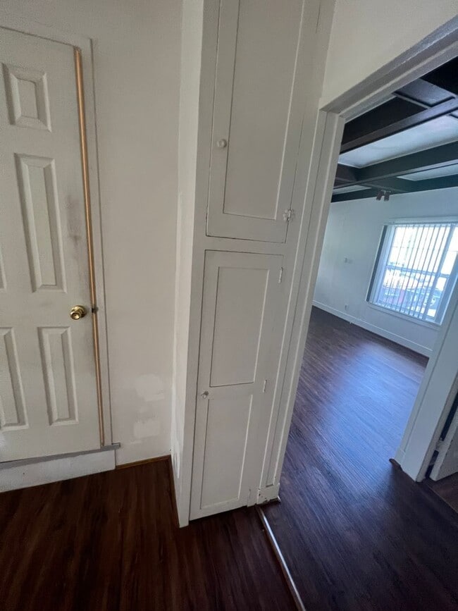 Building Photo - 905 NE Lake St