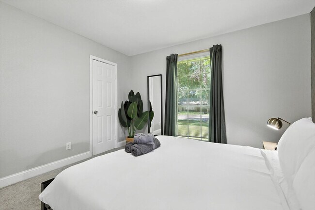Building Photo - 1231 Springbrook Cir