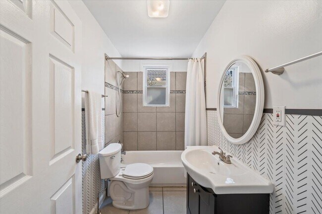 Building Photo - 2046 Courtland Pl