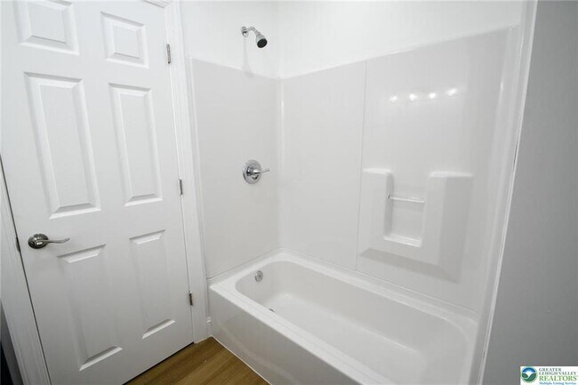 Building Photo - 459 Linden St