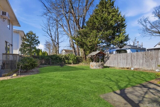 Building Photo - 35 Yennicock Ave