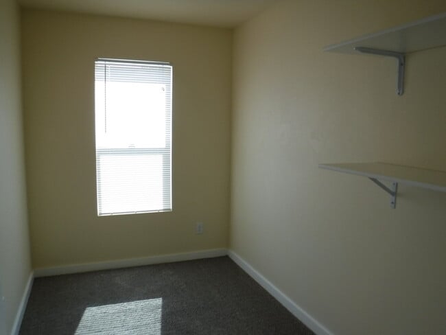 Building Photo - Newer side by side duplex