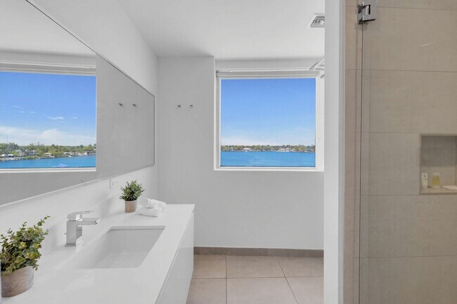Building Photo - 777 N Ocean Dr