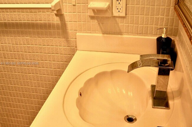 Building Photo - 2910 Point E Dr