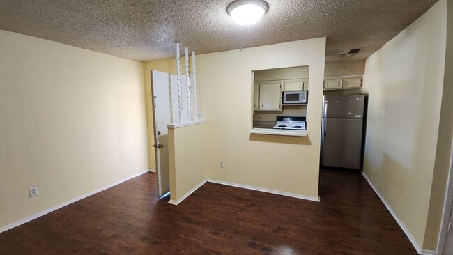 Building Photo - 208 N Vandeveer St