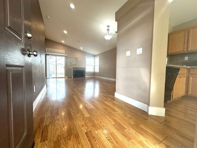 Building Photo - Single Story 3 Bed, 2 Bath in Brentwood