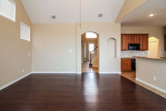 Building Photo - 908 Evergreen Ln