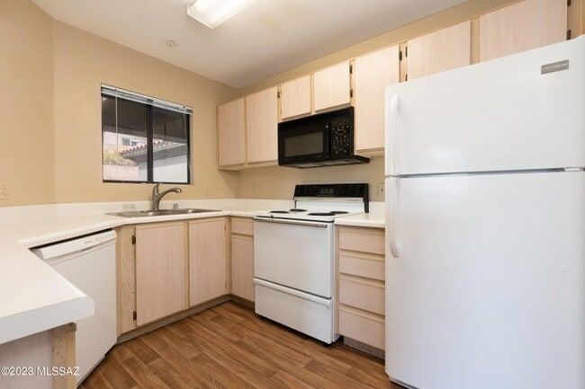 Kitchen - 5751 N Kolb Rd