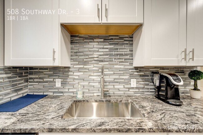 Building Photo - 508 Southway Dr
