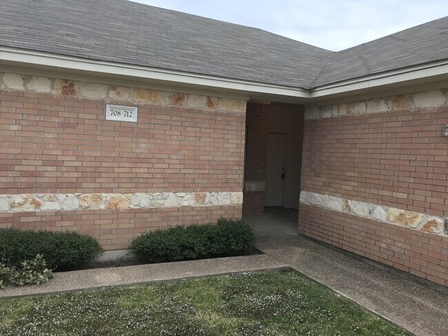 Building Photo - Duplex