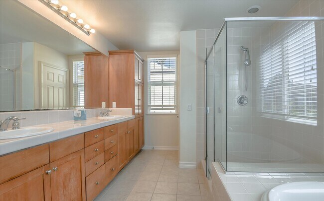 Master Suite - Bathroom 1 - 2835 Maricopa St