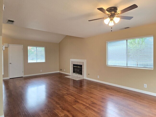 Building Photo - Spacious 2-Story Townhome, Updated Kitchen...