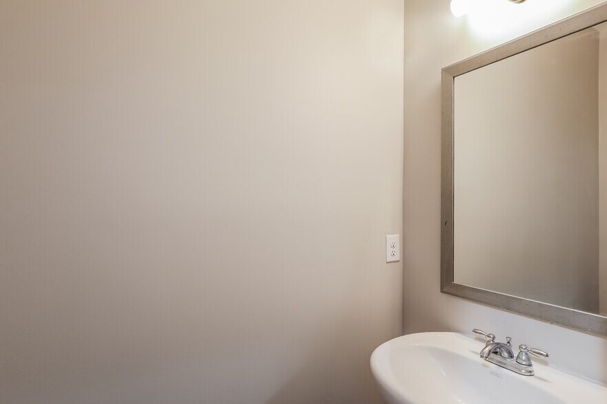 Building Photo - 1603 Iris Walk