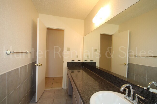Building Photo - 2804 Derby Dr