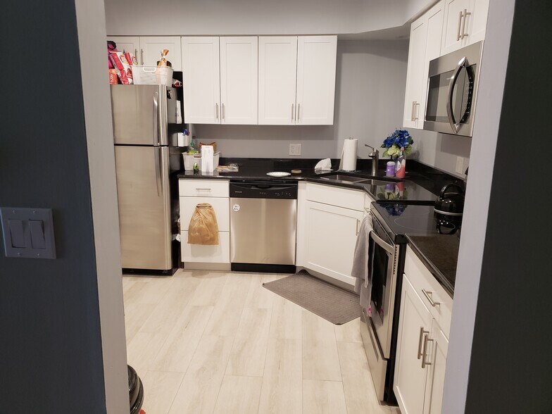 KITCHEN - 1002 Castilian Ct