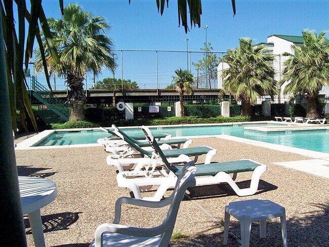 Building Photo - 2816 S Bartell Dr