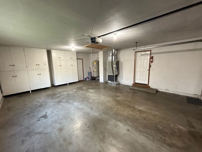 Building Photo - 610 Liberty St SE