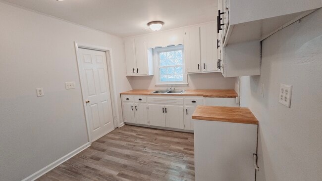 Building Photo - 1110 Pinecrest Ave NW