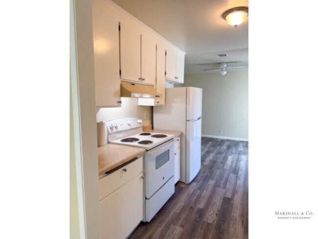 Building Photo - Spacious 2br/1ba, A/C, LRG. Bedroooms, Private Patio, Garage, New Fridge, NEW Dishwasher!!