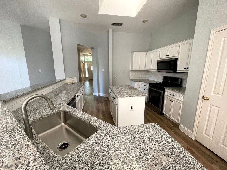 Building Photo - 3822 Newland Dr
