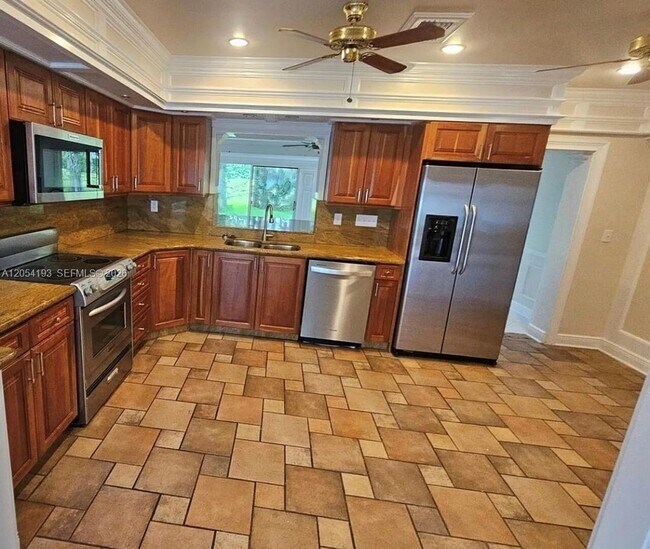 Building Photo - 4602 King Palm Dr