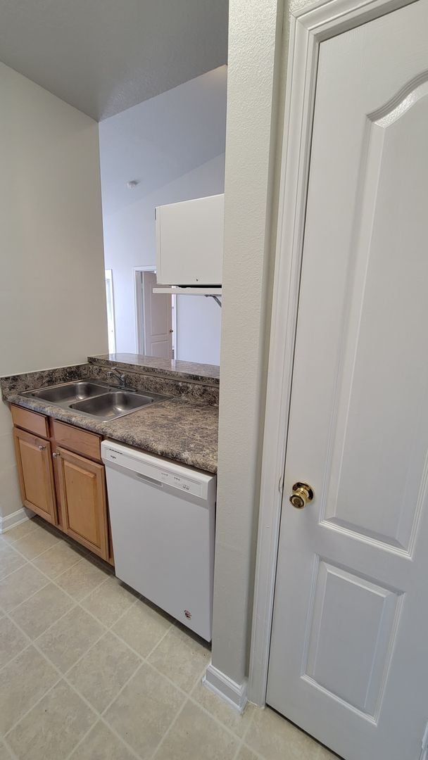 Building Photo - The Villas Condominiums  2/2 AVAILALBE NOW!