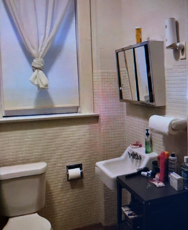 Building Photo - 3224 Taft Ave