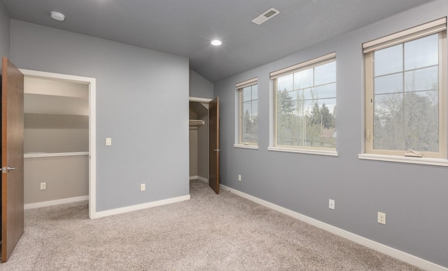 Building Photo - 3 bed 3 bath home close to Sellwood