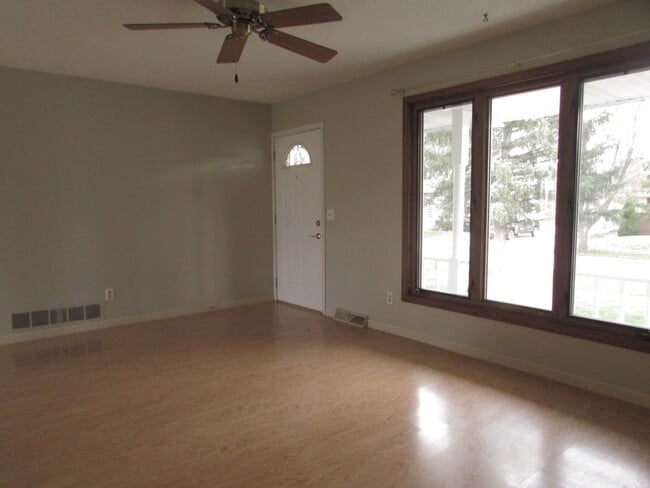 Building Photo - 3 BEDROOM + BONUS ROOOM | 2 BATH | HOUSE |...