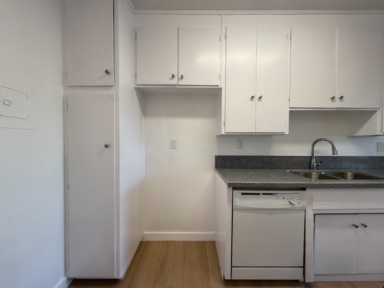 Building Photo - 6039 Whitsett Ave