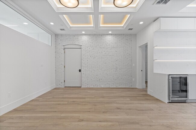 Building Photo - 1572 Beacon St