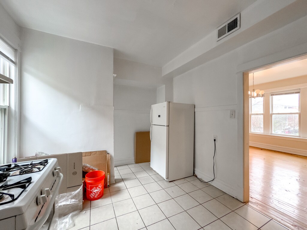 Building Photo - 5000 N Sawyer Ave