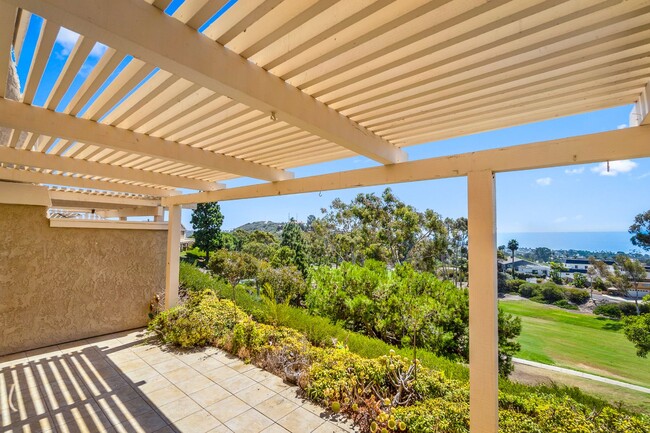 Building Photo - Ocean View 2 bed 2 bath townhome with brea...