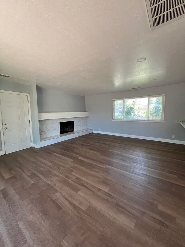 Building Photo - Available Now! Move-In Ready