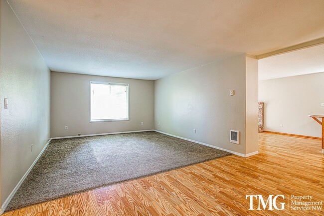 Building Photo - Large Ranch-style home with 3 Bed 2 Bath i...