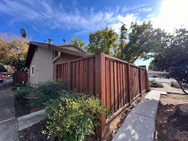 Building Photo - Upgraded 2 Bedroom Condo!!