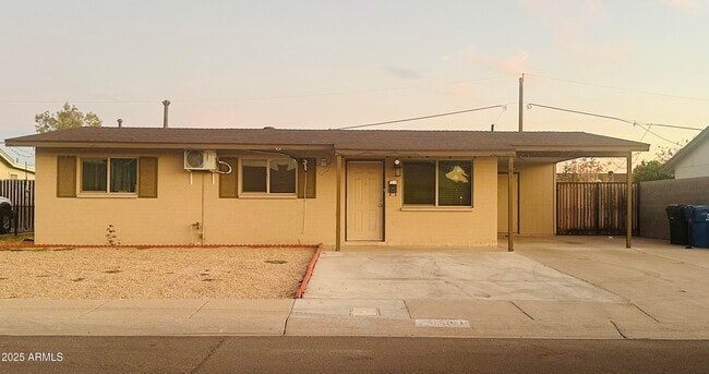 Building Photo - 161 W Holly Ln
