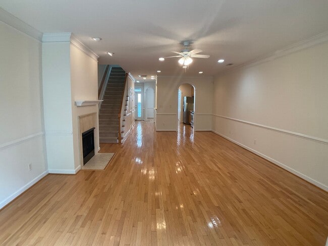 Building Photo - Gorgeous Condo in the heart of Chapel Hill