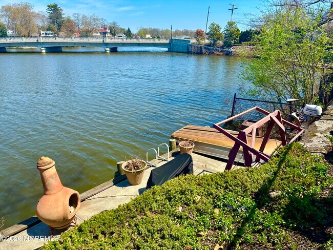 Building Photo - 1305 Locust Dr