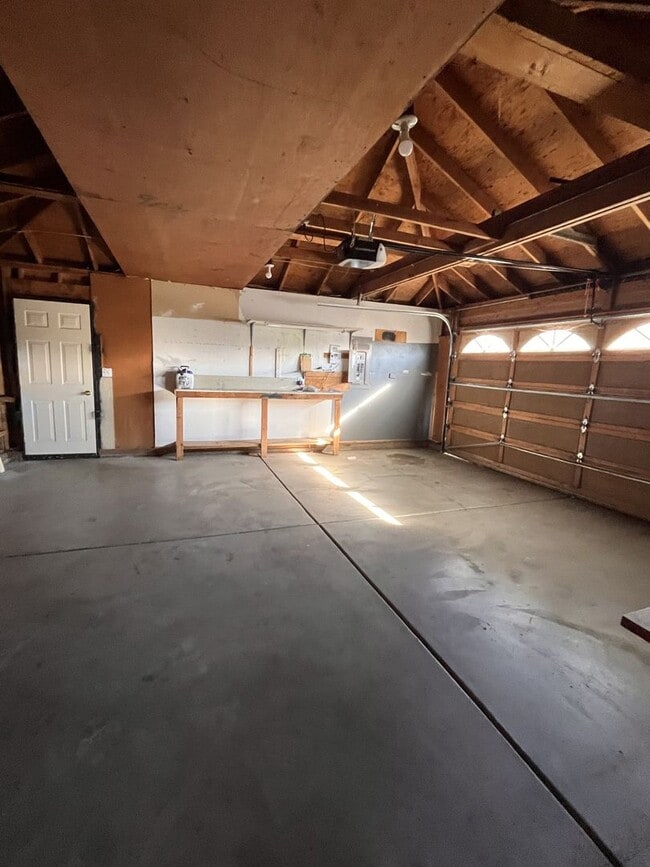 Building Photo - 3 Bedroom 2 Bath Single Family Home