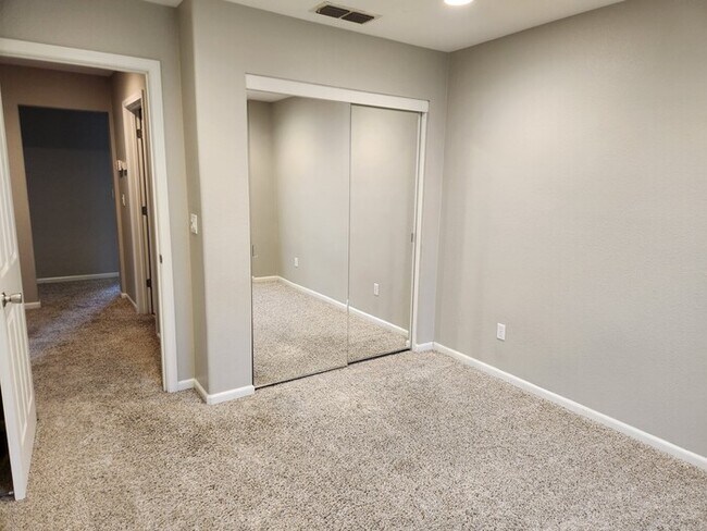 Building Photo - 131 Candela Cir
