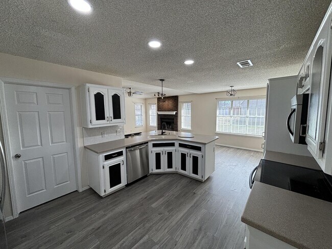 Building Photo - 8812 Skypark Dr