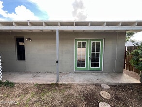 Building Photo - 521 W 10th St