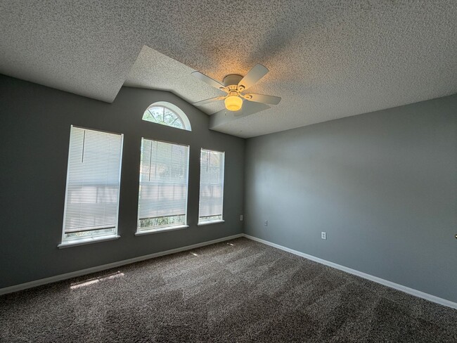 Building Photo - 7327 High Bluff Rd N
