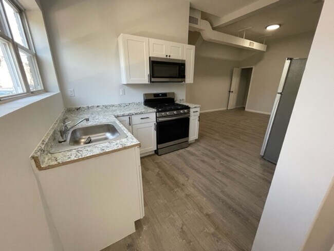 Building Photo - 126 Center St