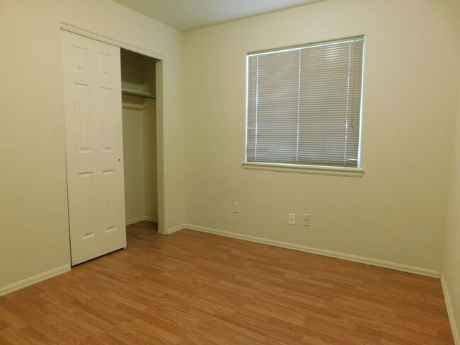 Building Photo - Quiet Neighborhood!