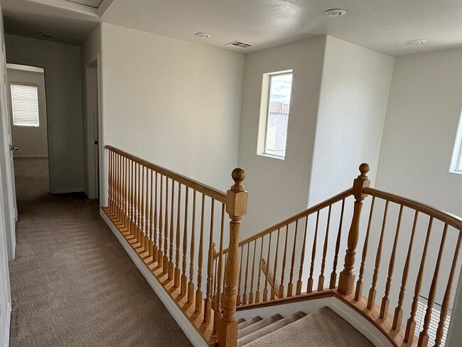 Building Photo - 3 BEDROOMS HOME WITH 2.5 BATHROOMS