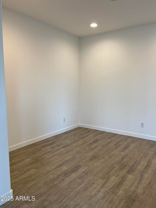 Building Photo - 9426 W Sells Dr