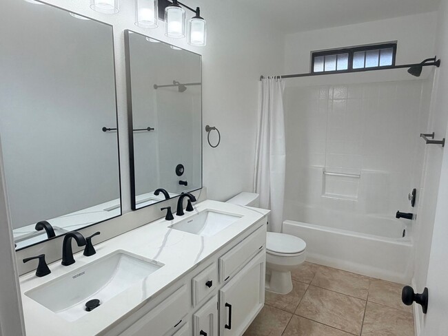 Building Photo - 3+2 with garage